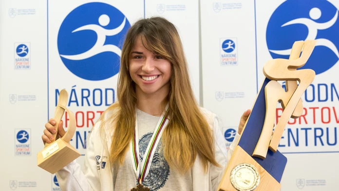 Klaudia Medlová, bronzová medailistka v slopestyle z MS v snoubordingu, ukazuje trofeje po návrate na Slovensko.