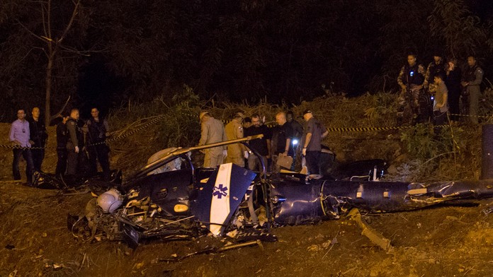 Trosky havarovaného vrtuľníka.