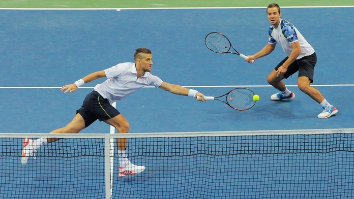Martin Kližan (vľavo) a Andrej Martin v zápase štvorhry proti maďarským hráčom Attilovi Balázsovi a Mártonovi Fucsovicsovi.