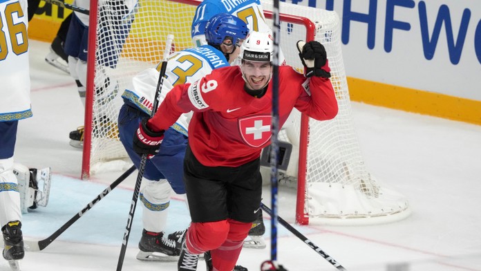 Na snímke hráč Švajčiarska Damien Riat oslavuje gól.