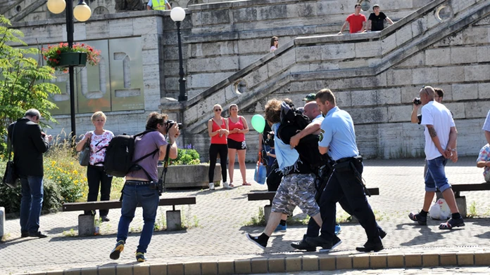 Zásah polície, keď extrémisti napadli jedného odporcu protestu počas protestnej demonštrácie proti imigrantom v Žiline.