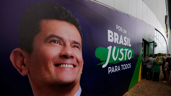 Bývalý sudca a bývalý brazílsky minister spravodlivosti Sérgio Moro na bilborde pred slávnostným ceremoniálom.