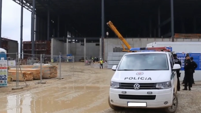 Policajti a úradníci kontrolovali cudzincov