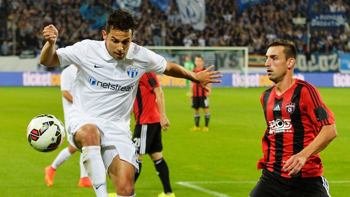 Hráč Zürichu Davide Chiumiento (vľavo) v súboji s José Casadom zo Spartaku Trnava.