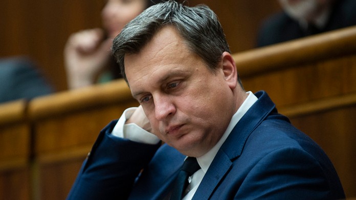 Záchranári prehľadávajú sutiny zničenej budovy po zemetrasení v meste Thumane na západe Albánska.