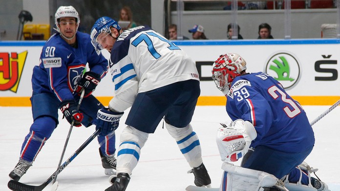 Na snímke uprostred fínsky hráč Leo Komarov, vpravo francúzsky brankár Cristobal Huet v zápase B-skupiny hokejových MS v Rusku.