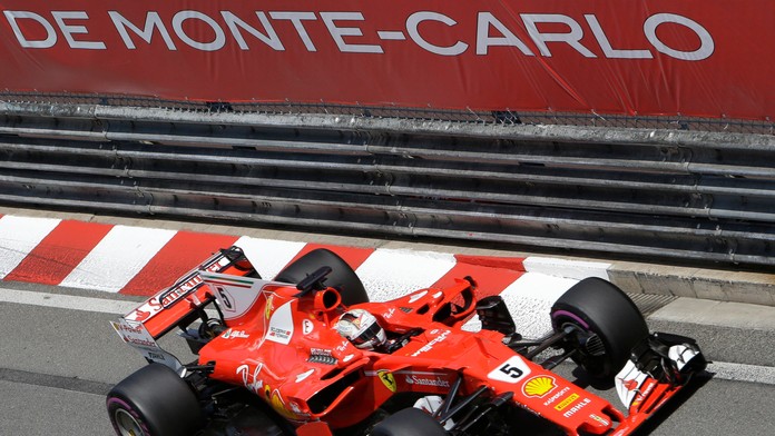 Víťaz Veľkej ceny Monaka Sebastian Vettel na Ferrari.
