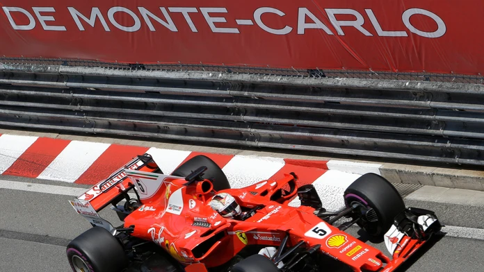 Víťaz Veľkej ceny Monaka Sebastian Vettel na Ferrari.