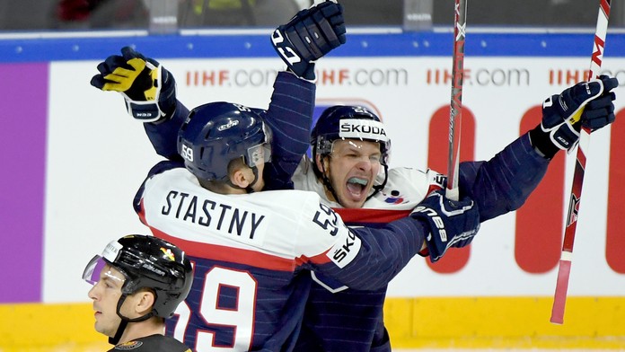 Andrej Šťastný (vľavo) a Tomáš Matoušek jasajú po góle v sieti Nemecka na MS 2017.