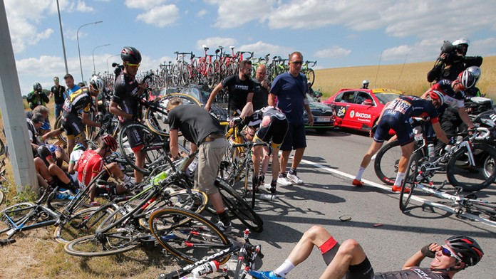 Hromadný pád cyklistov, po ktorom skončili predčasne preteky William Bonnet (FDJ), Tom Dumoulin (Giant) a Simon Gerrans (Orica).