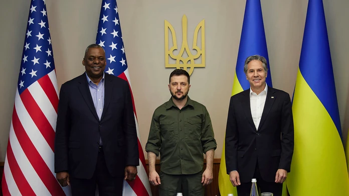 Americký minister obrany Lloyd Austin, ukrajinský prezident Volodymyr Zelenskyj a americký minister zahraničných vecí Antony Blinken.