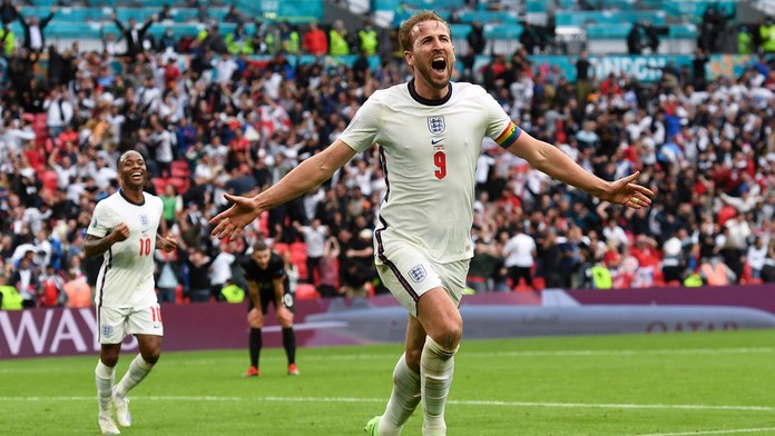 Angličan Harry Kane oslavuje gól v osemfinále ME 2020 proti Nemecku.