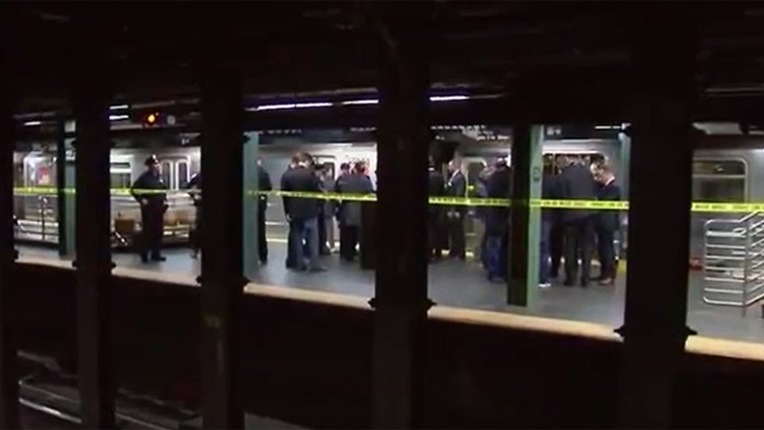 V New Yorku opäť žena sotila človeka pod vlak metra.