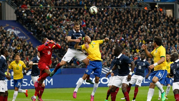 Súboj Francúzska a Brazílie na štadióne Stade de France.