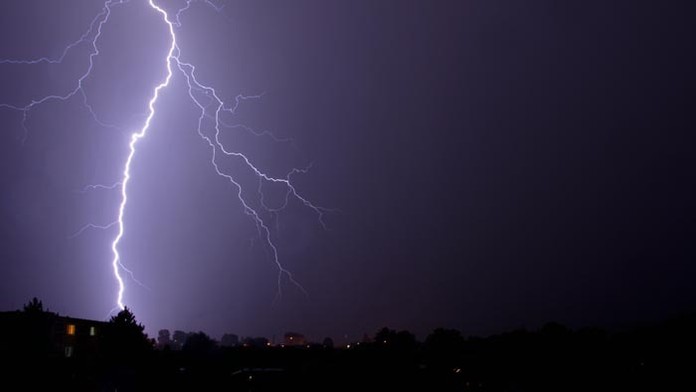 Búrka v obci Lednické Rovne.