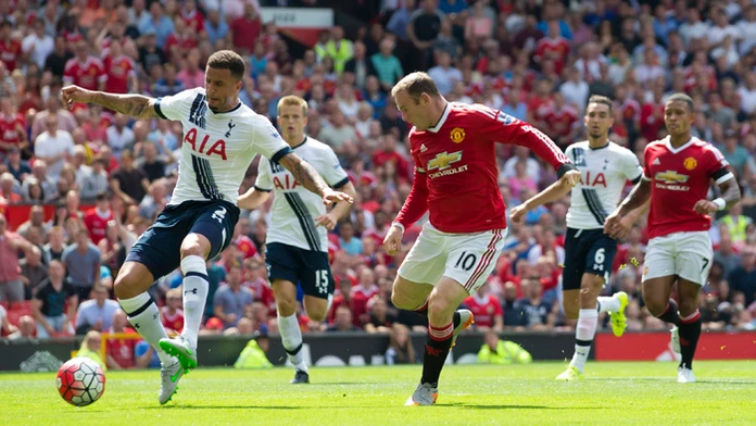 Kyle Walker (Tottenham) a Wayne Rooney (Manchester United) v otváracom zápase Premier League.