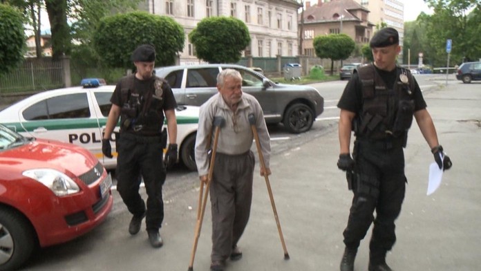 Dôchodca, ktorý mal dobodať svoju 25-ročnú manželku