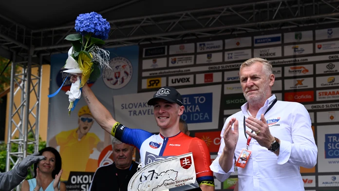 Lukáš Kubiš získava dres pre najlepšieho Slováka na Okolo Slovenska 2023