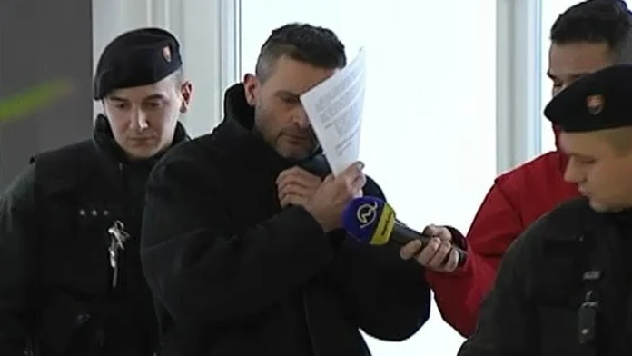 Opitý muž, ktorý zabil muža v reflexnej veste pred súdom.