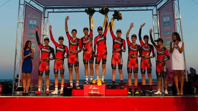 Tím BMC Racing po víťaznej časovke na Vuelte. Náš Peter Velits je druhý zľava.