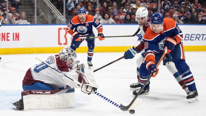 Hokejista Edmontonu Leon Draisaitl  (druhý zľava), brankár Colorada Avalanche Alexandar Georgijev (vľavo).