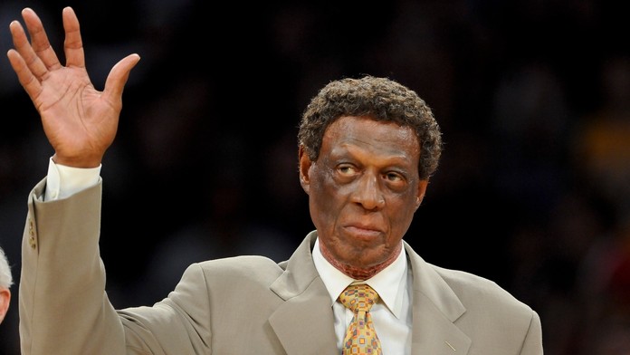 Na snímke Elgin Baylor počas oceňovania v polčase zápasu LA Lakers s Houston Rockets v Los Angeles 6. apríla 2012.