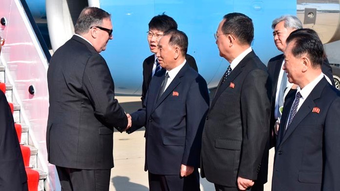 Mike Pompeo a bývalý šéf severokórejskej rozviedky Kim Jong-čchol.