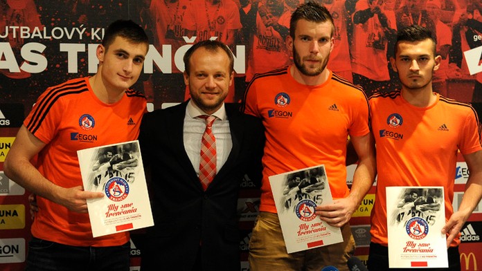 Generálny manažér AS Trenčín Róbert Rybníček (druhý zľava) a hráči AS Trenčín Matúš Bero (vľavo), Igor Šemrinec a Martin Šulek p