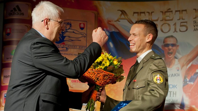 Prezident Európskej atletiky (EA) Svein Arne Hansen a náš majster sveta v chôdzi na 50 km Matej Tóth.