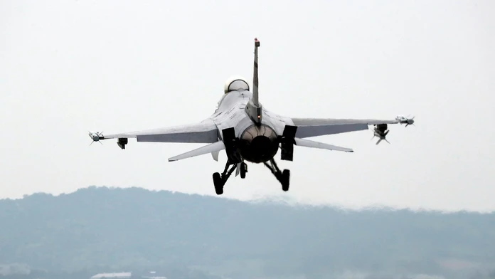 Stíhačka F-16.