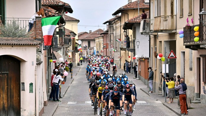 Pelotón v 2. etape Giro d'Italia.
