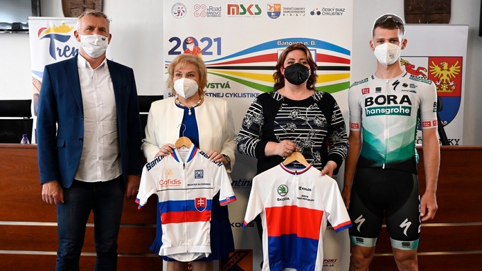 Prezident SZC Peter Privara, primátorka Bánoviec nad Bebravou R. Novotná, riaditeľka pretekov J. Buchelová a cyklista Erik Baška