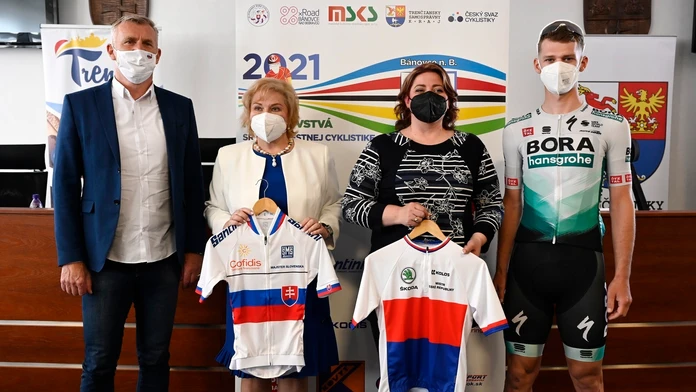 Prezident SZC Peter Privara, primátorka Bánoviec nad Bebravou R. Novotná, riaditeľka pretekov J. Buchelová a cyklista Erik Baška