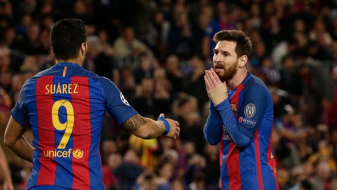 Luis Suárez (vľavo) komunikuje so spoluhráčom z Barcelony Lionelom Messim v odvete štvrťfinále LM proti Juventusu.