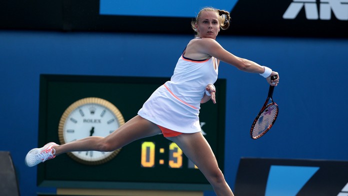  Slovenská tenistka Magdaléna Rybáriková odvracia loptičku počas zápasu s  Nemkou Andreou Petkovičovou  v 1. kole dvojhry na gra