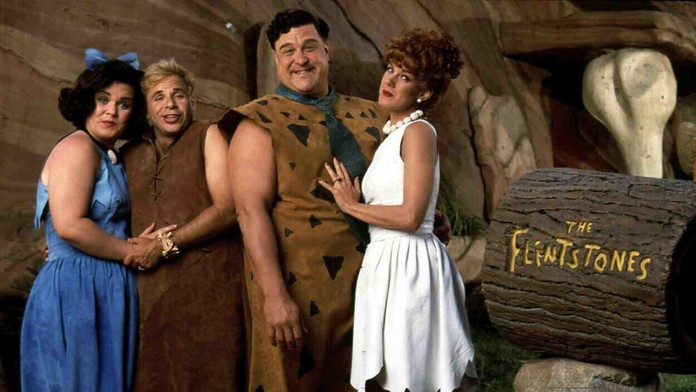 John Goodman (druhý sprava) ako Fred Flinstone.