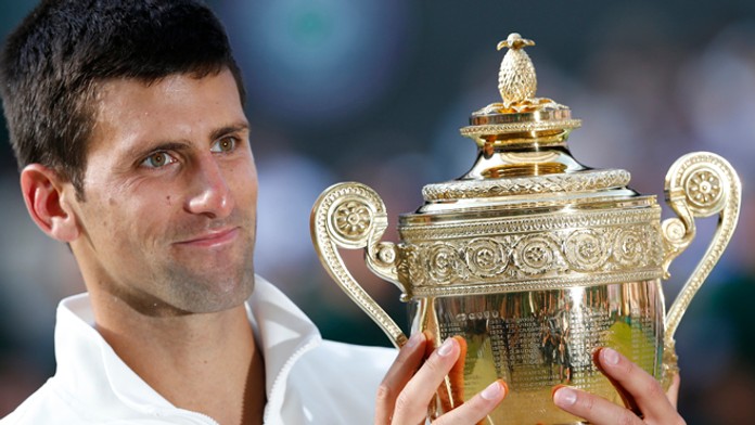 Novak Djokovič s wimbledonskou trofejou.
