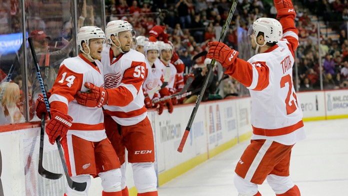 Hráči Detroitu Red Wings Švédi - Gustav Nyquist (vľavo) a Niklas Kronwall (v strede) a Tomáš Tatar na archívnej snímke.