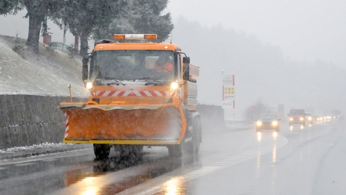 Hmla, dážď a sneženie výrazne znižujú viditeľnosť na cestách.