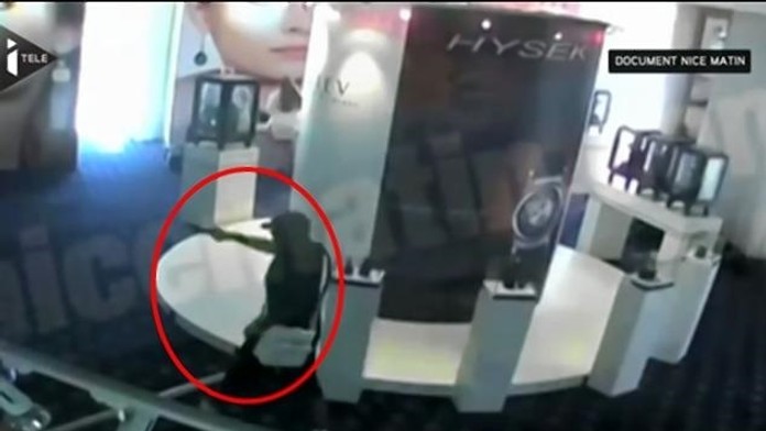 Krádez diamantov v hoteli Carlton