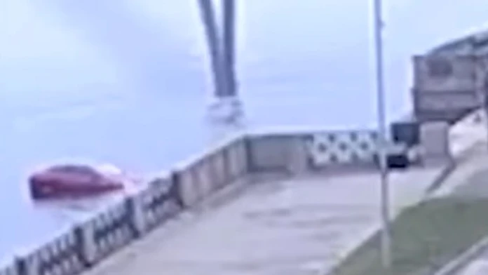 VIDEO: Ľudia neverili vlastným očiam. Auto odcúvalo do rieky, vodič urobil zásadnú chybu