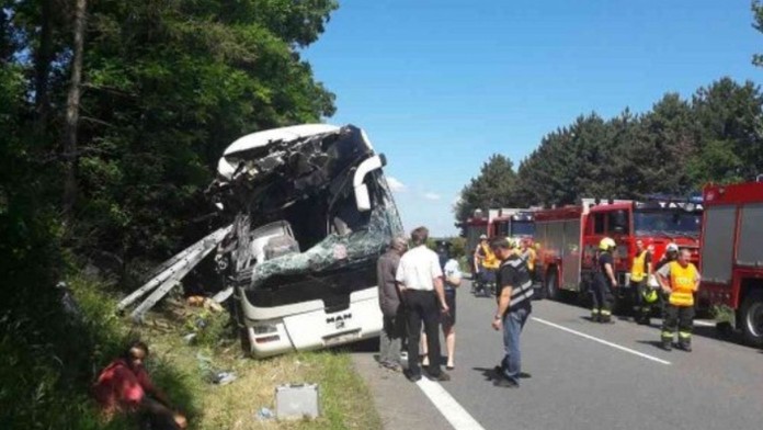 Na českej diaľnici D35 zišiel autobus do priekopy.