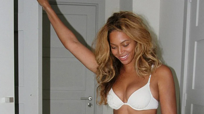 beyonce v plavkach.jpg