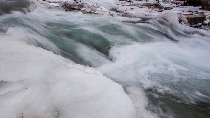 Na snímke tvoriaca sa ľadová povodeň na rieke Belá.