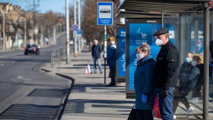 Na ilustračnej snímke sestra dezinfikuje ochranné rúška na tvár v Madride.