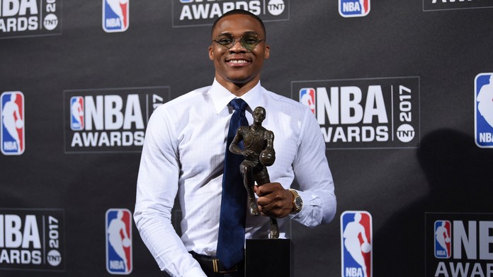 Russel Westbrook s trofejou pre najužitočnejšieho hráča NBA v sezóne 2016/2017.