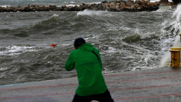 Grécko sužuje víchrica.