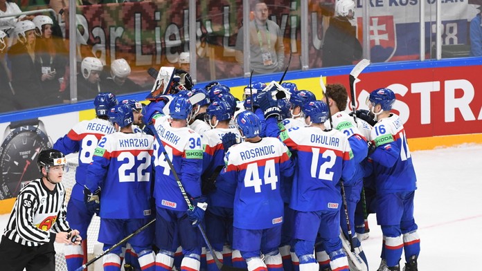 Slovenskí hokejisti po víťazstve nad Lotyšskom.