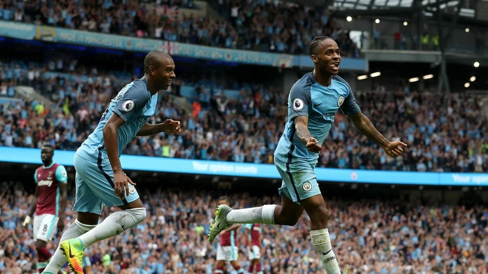 Raheem Sterling (napravo) z Manchestru City oslavuje gól.