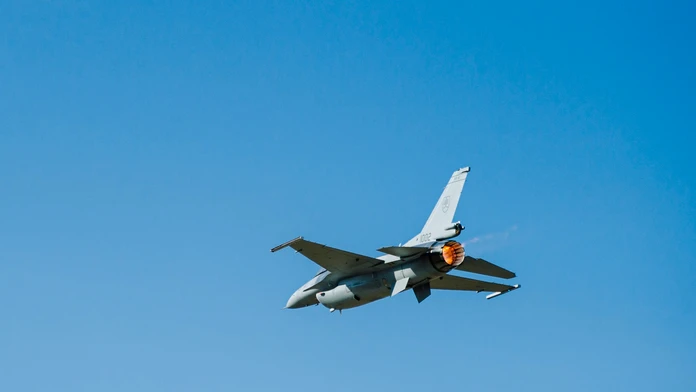 Stíhačka F-16 so slovenským pilotom uskutočnila prvý oficiálny let nad Slovenskom
